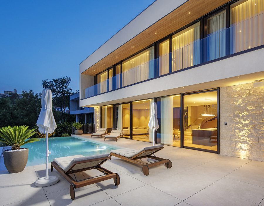 Villa Ella - pogled na bazen navečer