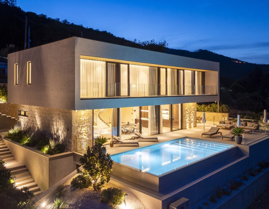 Villa Ella - pogled na bazen navečer